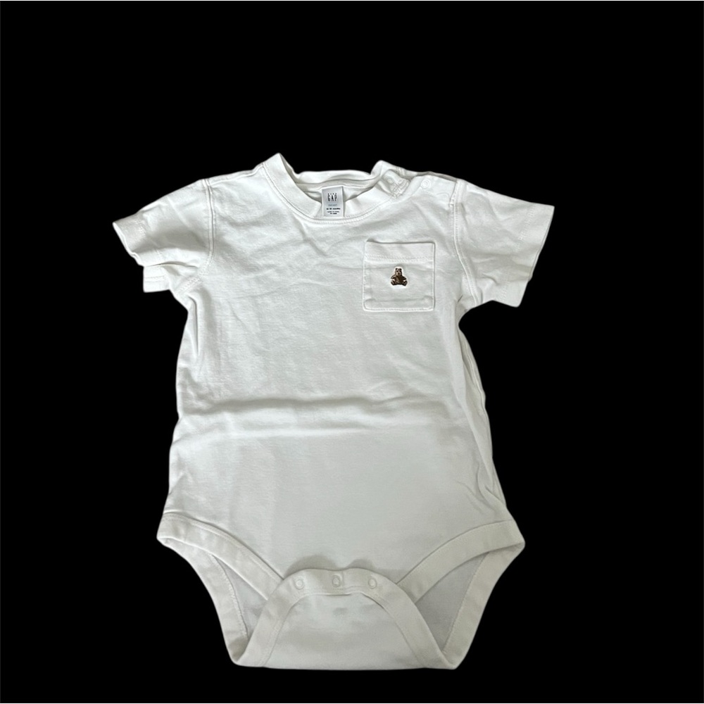 ⚪️GAP: Boy 18-24 months, white short sleeve body suit w/pocket, preowned⚪️